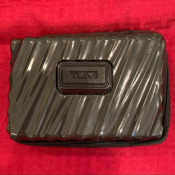 NEW Delta One TUMI Hard Case Amenity Kit In Black - Picture 3 of 8